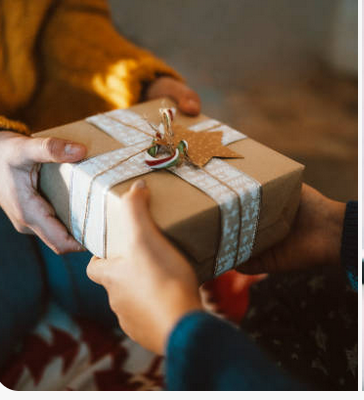 Échange d'un bon cadeau massage entre deux personnes, à offrir chez Mass'Mie à Auterive.