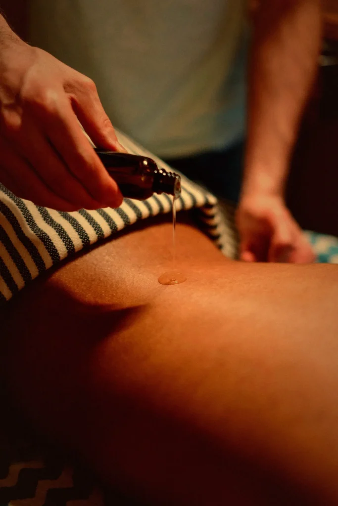 Massage californien à l'huile sur le dos, geste enveloppant à Auterive