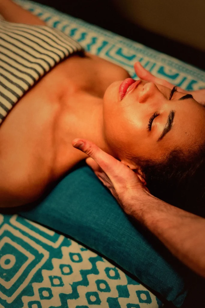 Massage Lomi-Lomi relaxant, visage apaisé, à Auterive