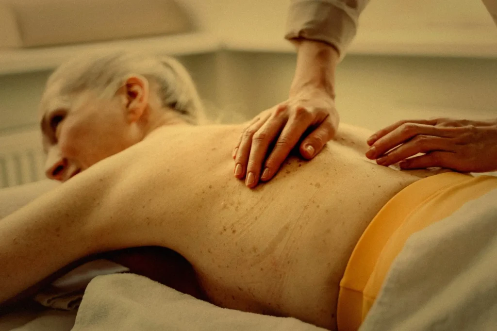 Massage senior en douceur pour personne âgée