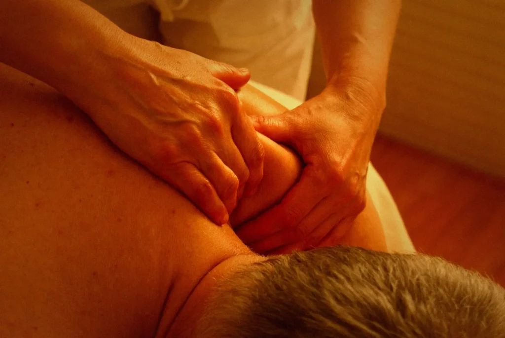 Massage Tuina, pression sur le dos, geste tonique à Auterive