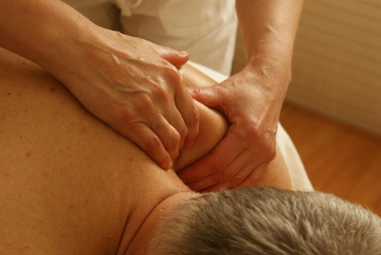 Une praticienne masse le dos d'une cliente lors d'une séance Les Ressourcés, le massage Tuina de Mass'Mie à Auterive.