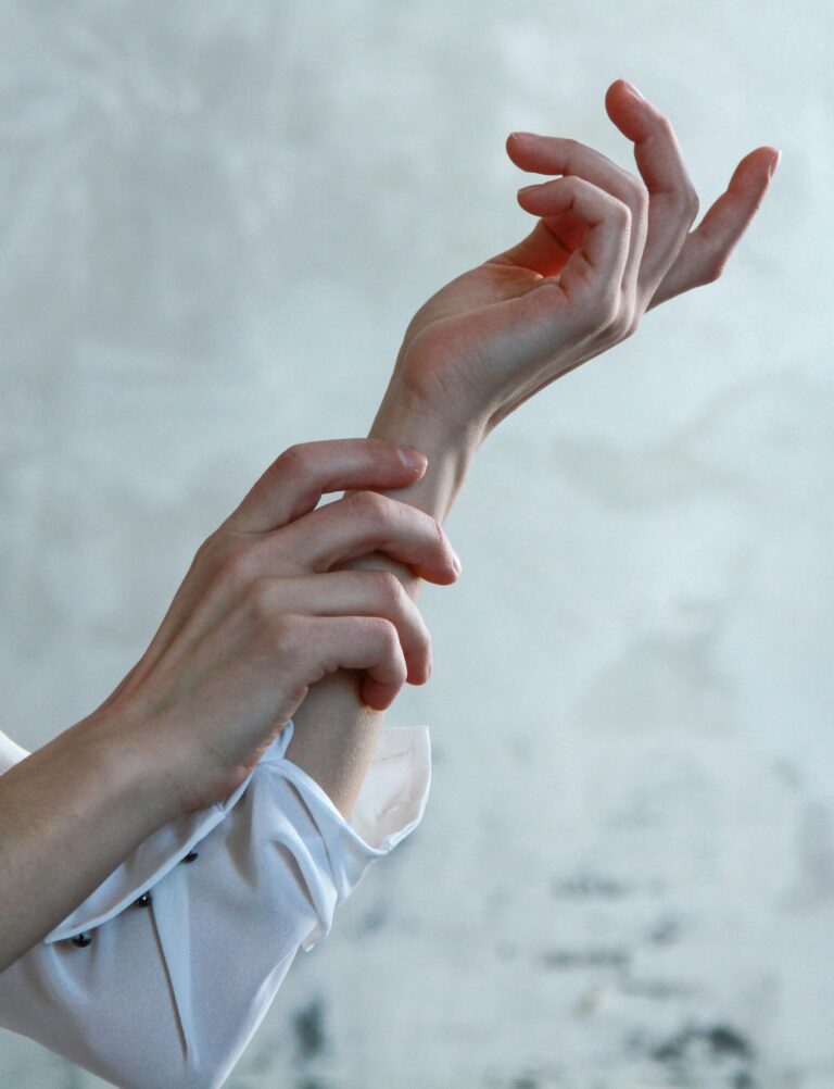 Gros plan sur des mains lors d'un soin de massage bien-être chez Mass'Mie à Auterive.